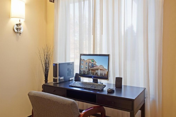 Holiday Inn Express and Suites Meriden image 11